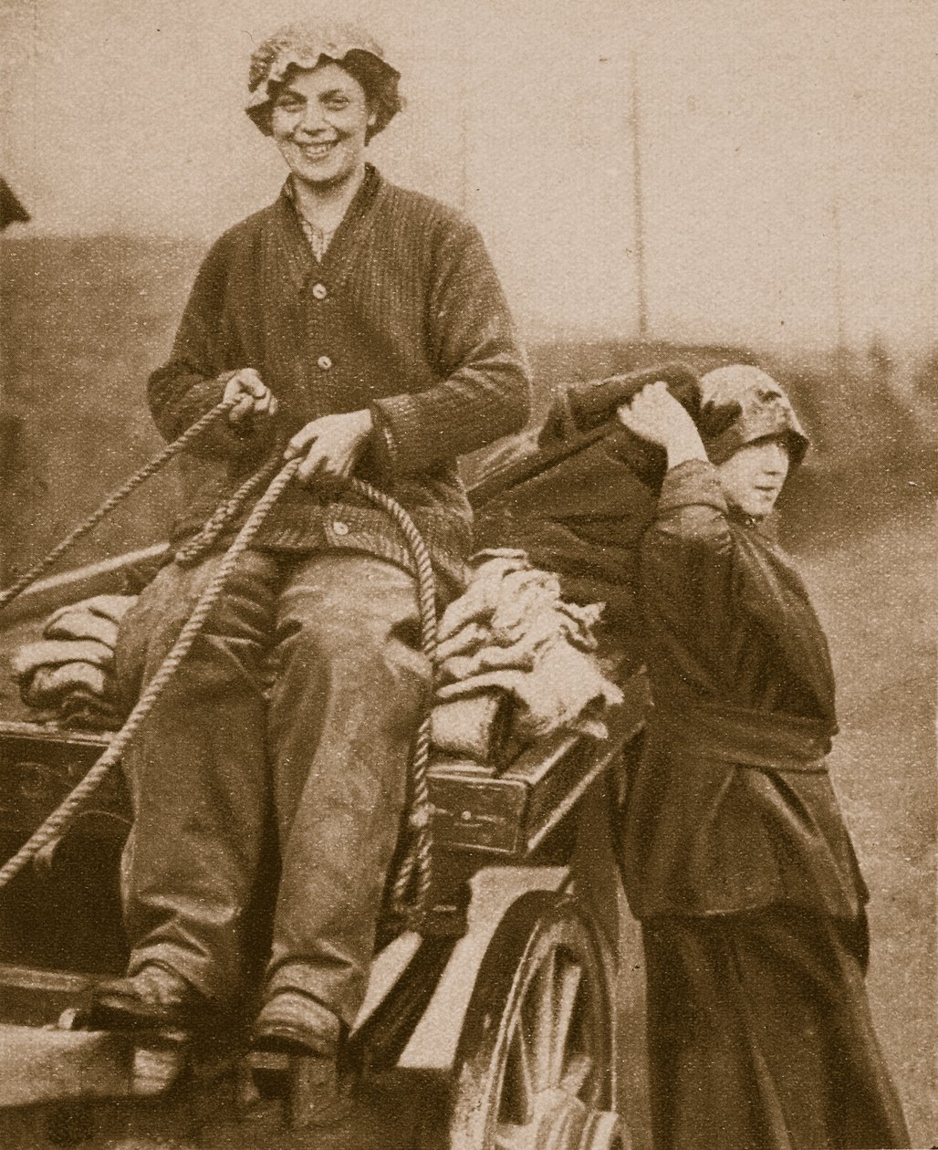 Kvinner arbeidsstyrke som kjører vogn, 1914-19 av English Photographer
