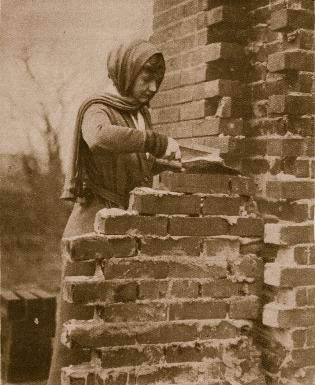 Kvinner arbeider med å legge en murvegg, 1914-19 av English Photographer