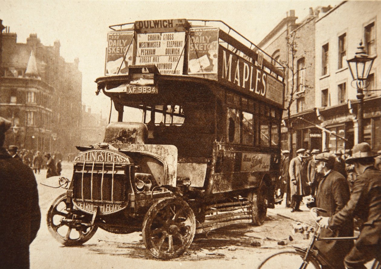 Vrak av en buss som ble satt fyr av streikende i Sør-London, 1926 av English Photographer
