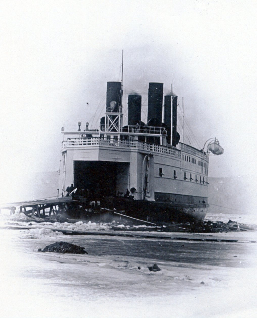 Hagenr. 647, Baikal. Viser en baugvisning av den isbrytende togfergedamperen Baikal av English Photographer