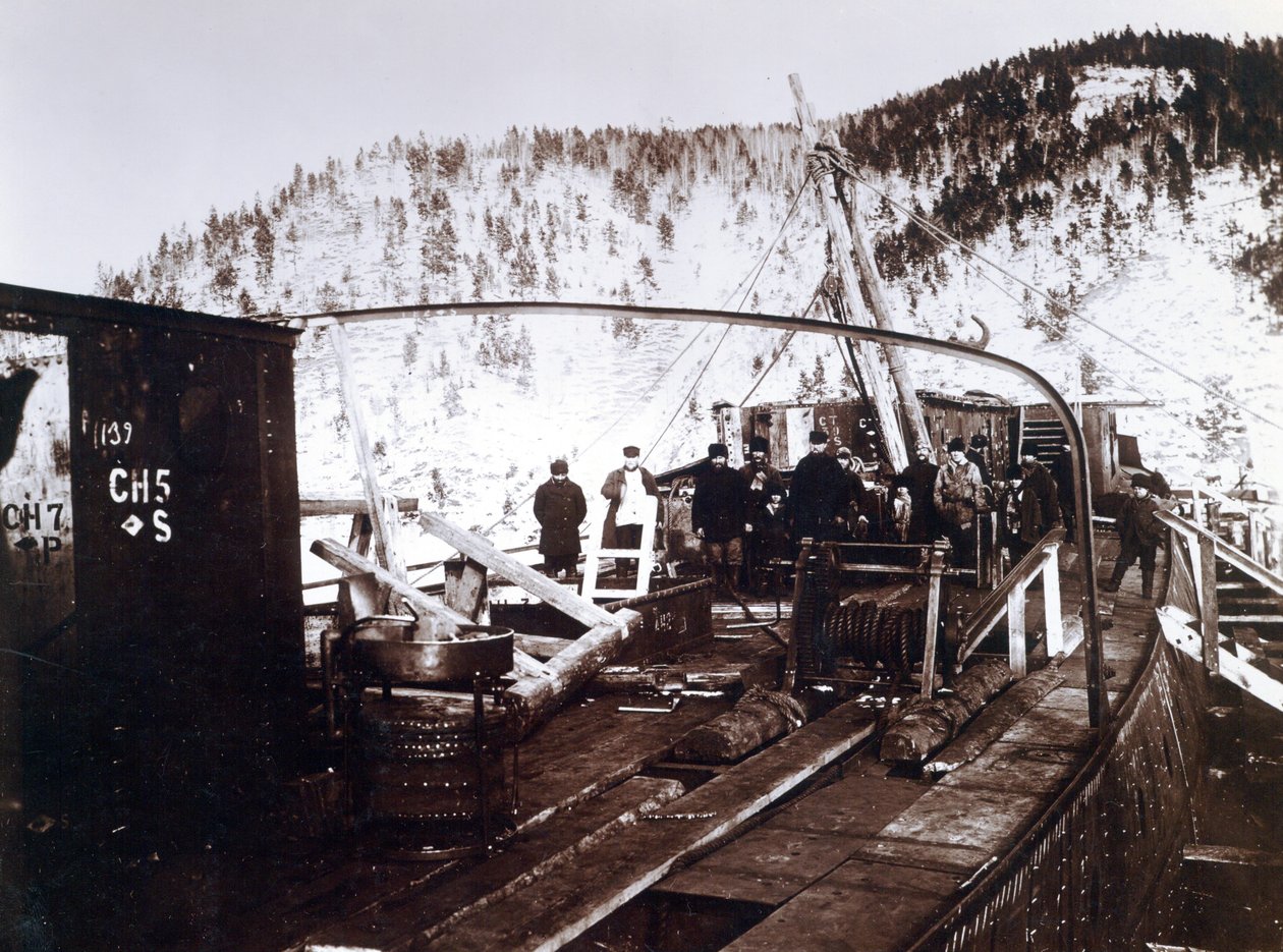 Hagenr. 647, Baikal. Viser arbeidere på dekket til den isbrytende togfergedamperen Baikal under rekonstruksjon ved Baikalsjøen av English Photographer
