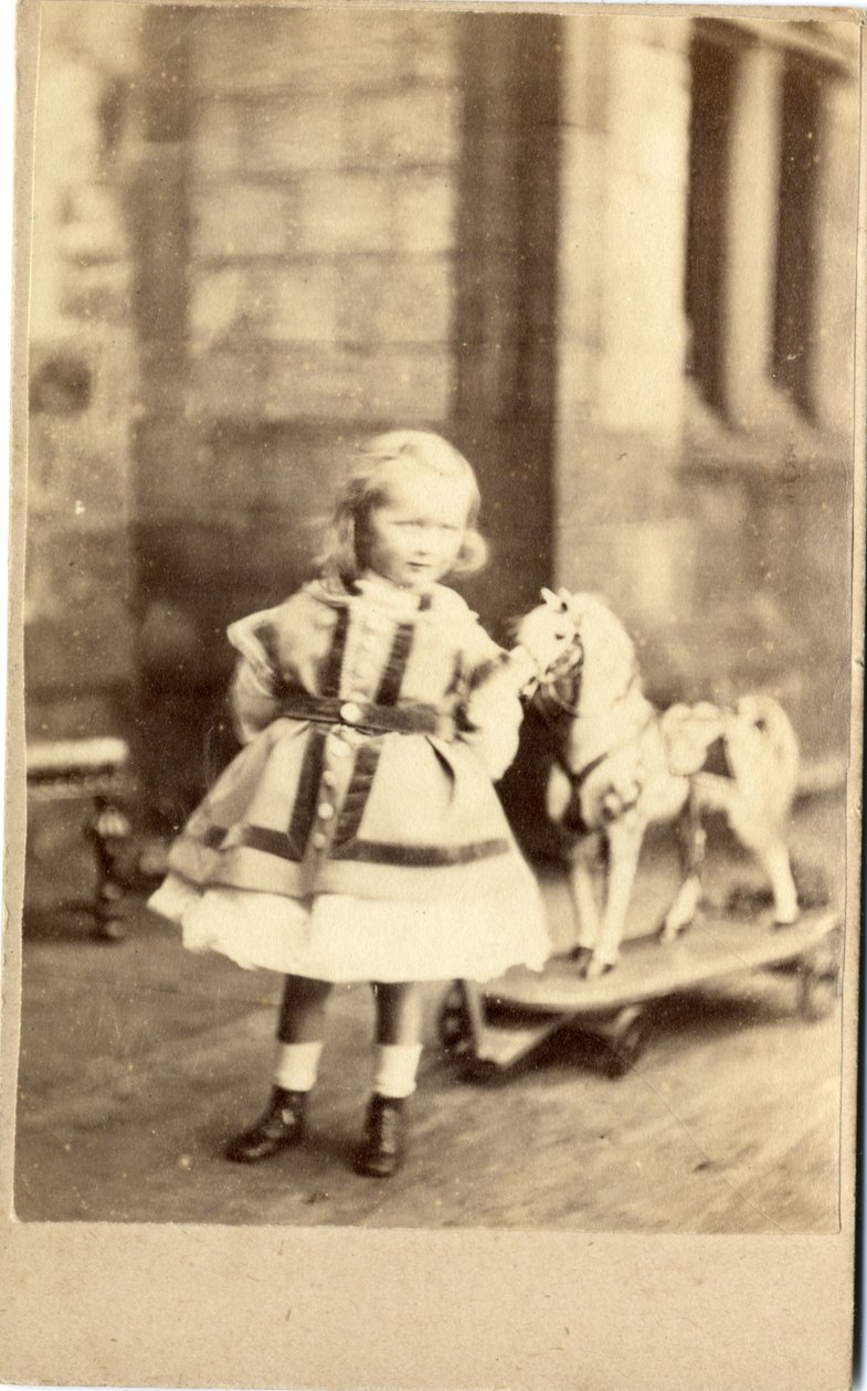 Ung jente med lekehesten sin, 1860-tallet (albumintrykk) av English Photographer