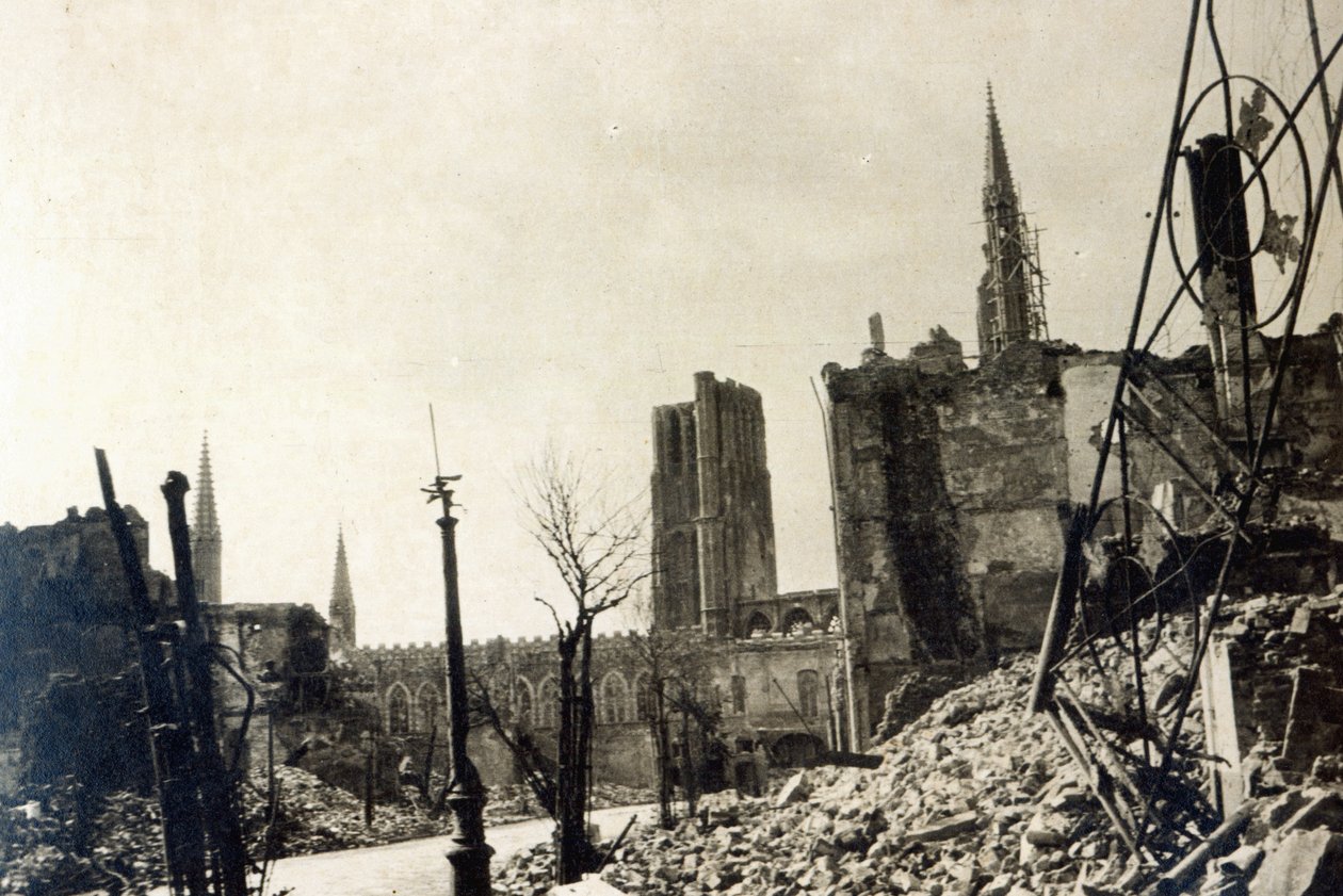 Ypres fra Rue de Ville, juni 1915 av English Photographer