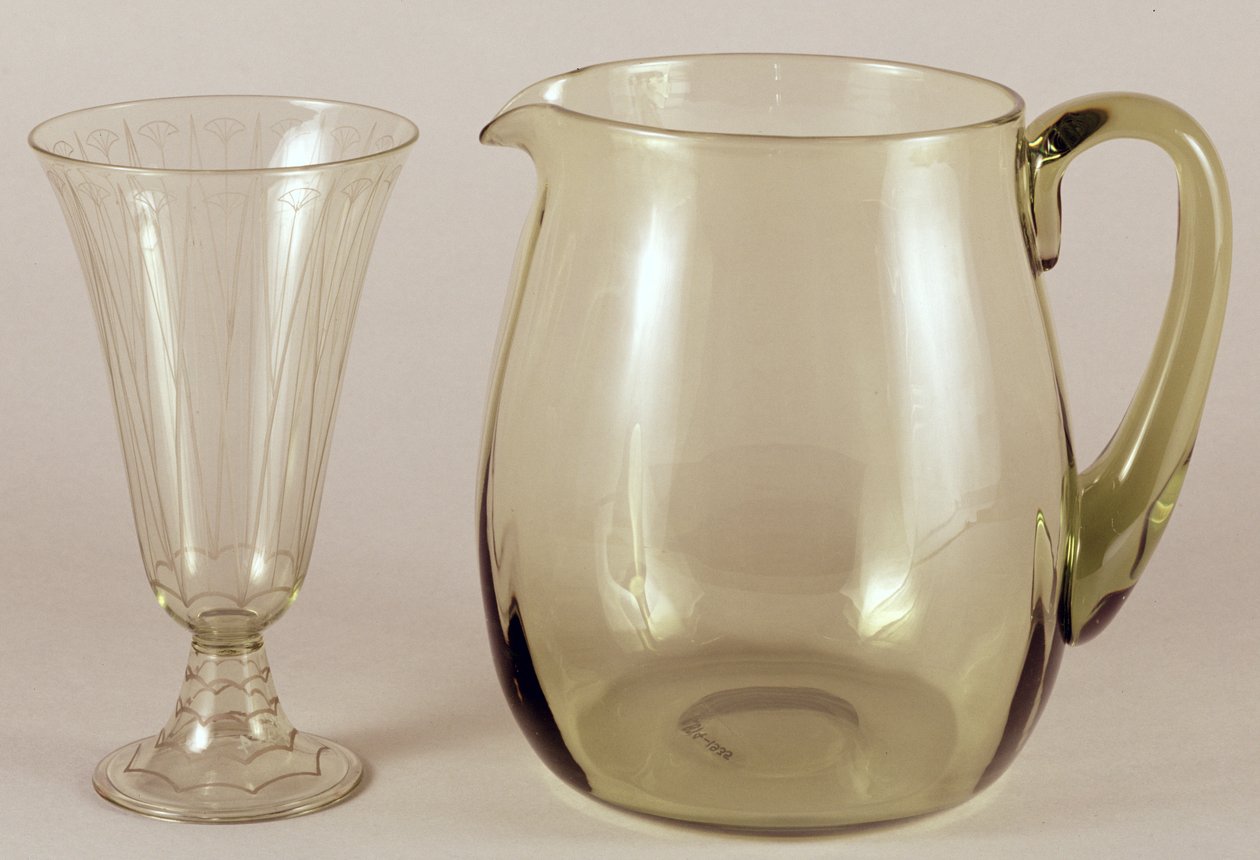 Syreetset vase av James Powell and Sons, 1913 og mugge designet av James Hogan for James Powell and Sons, 1935 (glass) av English School