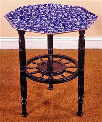 Arts and Crafts bord med Minton brettplate, ca. 1890 (keramikk) av English School