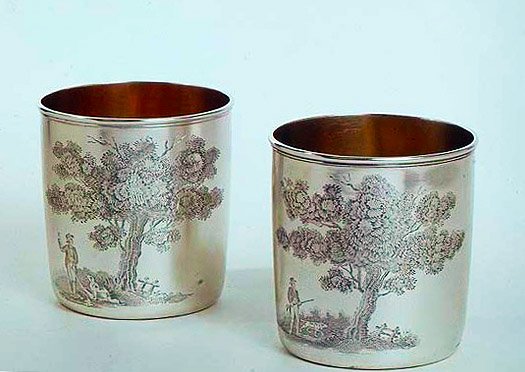 Beakers, George III, med våpenskjold og uvanlig gravering av skytescenen, et par, laget av J.E. Edwards, 1812 (sølv) av English School