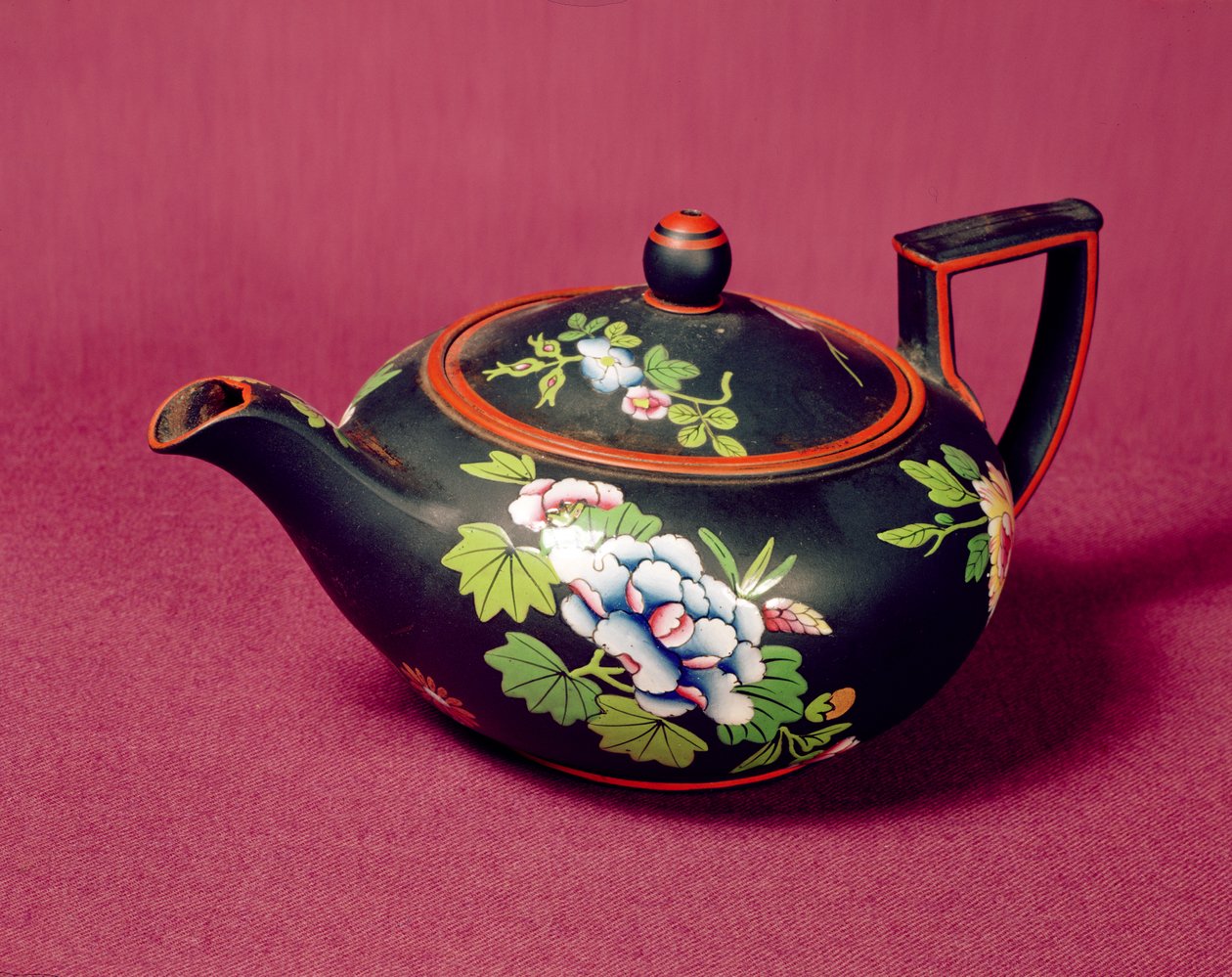 Wedgwood tekanne i sort basalt, emaljert med blomster, ca. 1840-50 (steintøy) av English School
