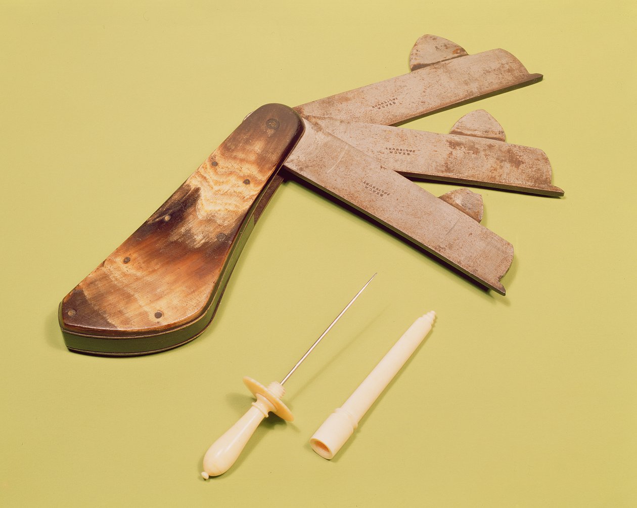 Blødende kniv med tre blad og blodsukkerstift med håndtak og deksel i elfenben, ca. 1790 av English School