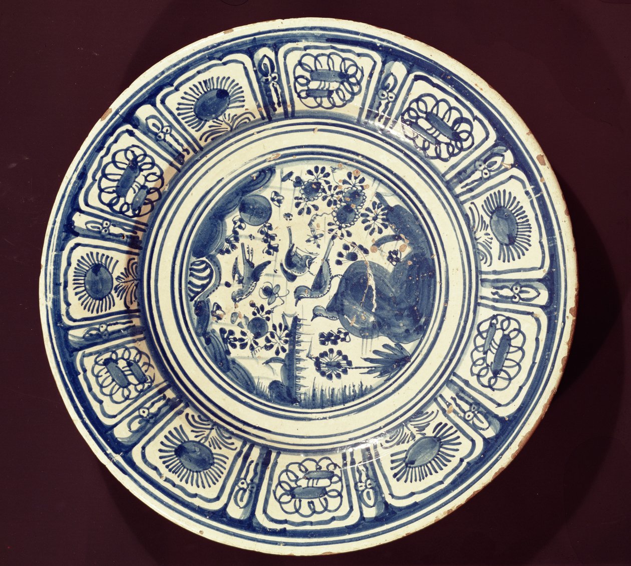 Blått fat, avledet fra en sen Ming-eksport, muligens fra Christian Wilhelm-fabrikken, Southwark, London, ca. 1635-40 (tinnglasert keramikk) av English School