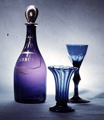 Vaniljesaus i blått glass, ca. 1760; blått glasskaraffel og vinglass med fasettskåren stilk, ca. 1780 (glass) av English School