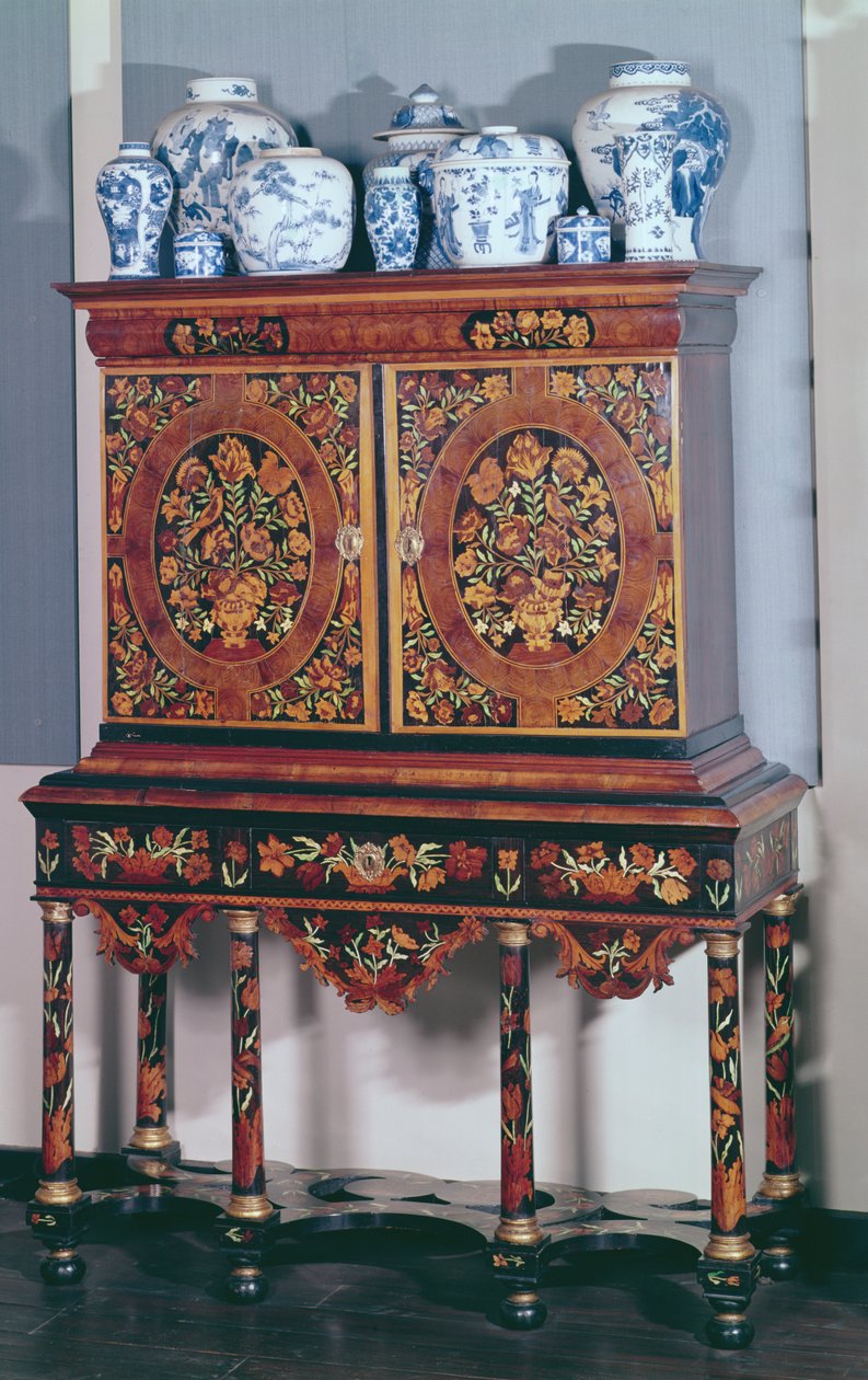 Skap på stativ, 1685-1700 (valnøtt med floral intarsia av elfenben, ibenholt og andre tresorter) av English School