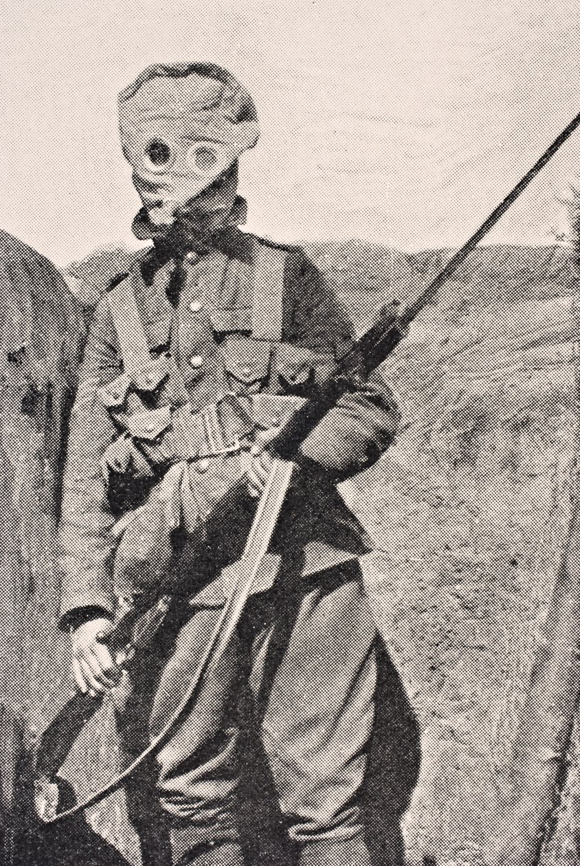 Kanadisk soldat iført en gassmaske i 1915, fra 