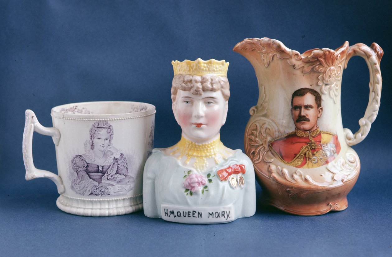 Minnegods inkludert en vase laget til minne om Queen Mary (1867-1953) (i midten) midten av det 20. århundre (keramikk) av English School