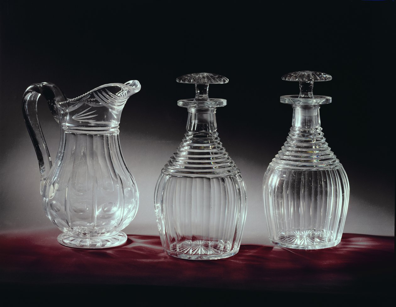 Karaffer og kanne i glass, ca. 1840 av English School