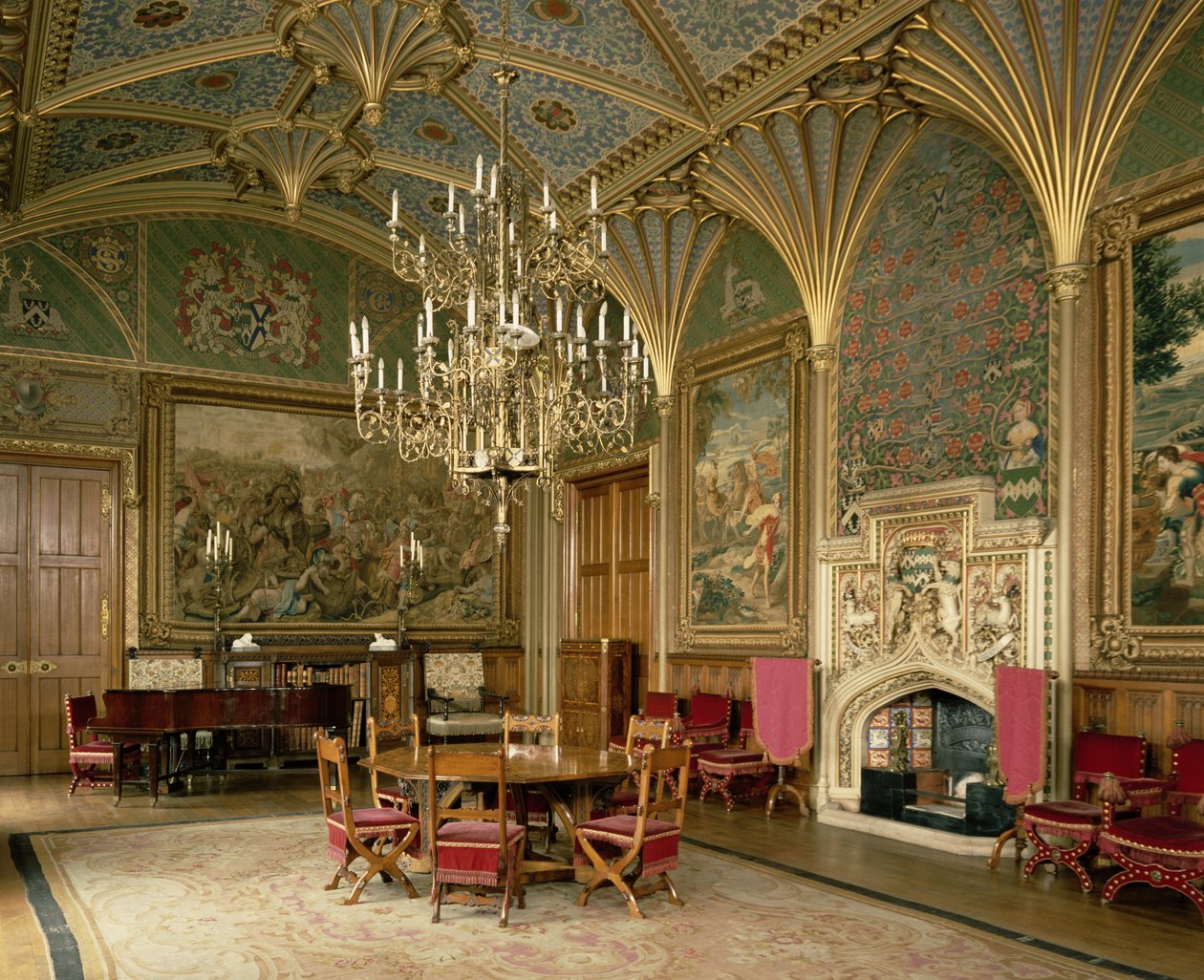 Eastnor Castle, Herefordshire: salongen, med møbler designet av Pugin, ca. 1840 av English School