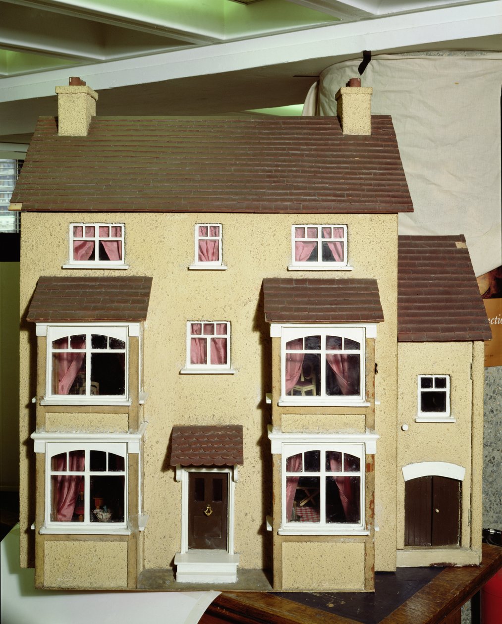 Eksteriør av et hjemmelaget dukkehus, 1926 av English School