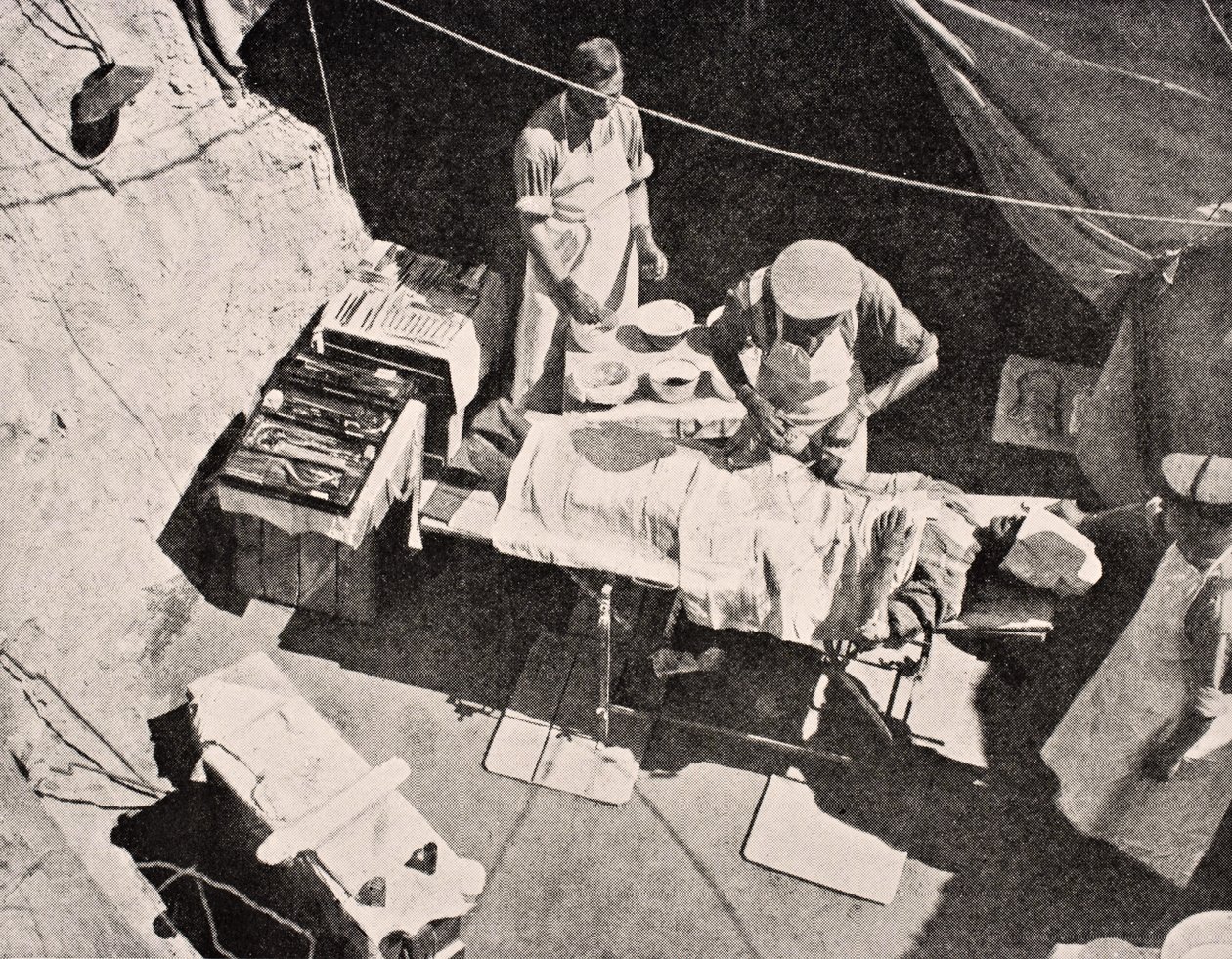 Feltkirurgi på Gallipoli-halvøya, Tyrkia, 1915, fra 'The War Illustrated Album deLuxe', utgitt i London, 1916 av English School