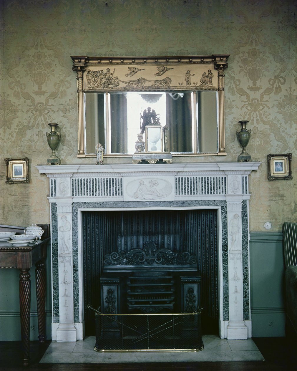 Peis og speil, ca.1810 av English School