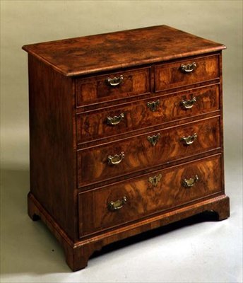 George I kommode med brakettføtter, ca. 1720 (valnøtt) av English School