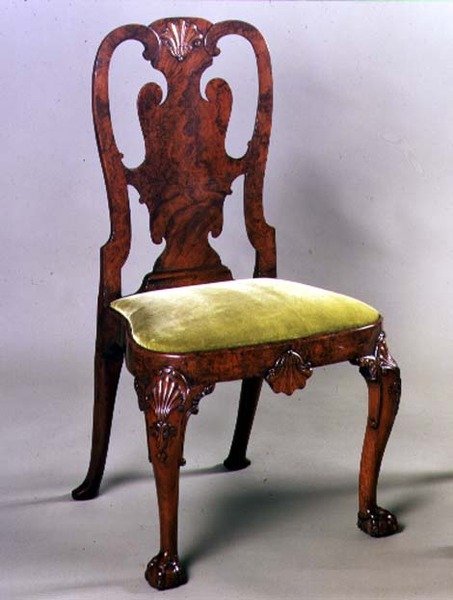 George I sidestol med skjellutskjæring og cabrioleben, ca. 1720 (valnøtt) av English School