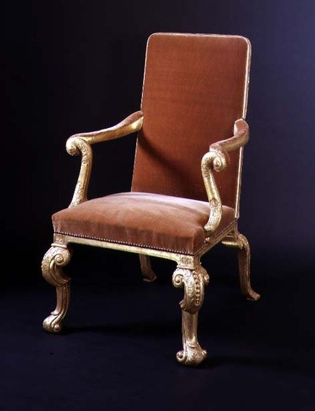 Forgylt lenestol med fløyelstrekk, ca. 1710 (forgylt og fløyel) av English School