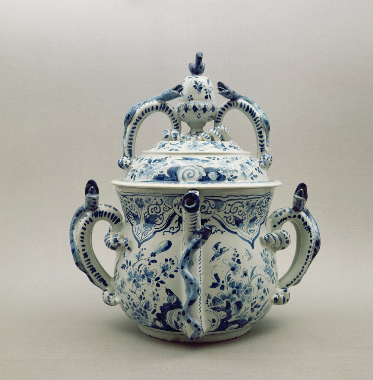 Lambeth Delftware posset gryte, blå og hvit, ca. 1695 (keramikk) av English School