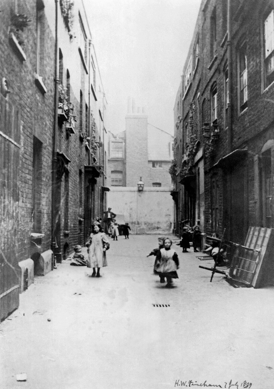 London Slums, 1899 av English School
