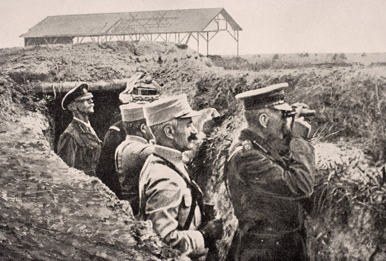 Lord Kitchener med kikkert med general Joffre i skyttergraven på vestfronten, august 1915, fra 