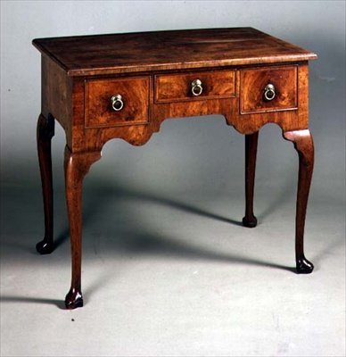 Lav gutt med cabriole ben, ca. 1715 (valnøtt) av English School