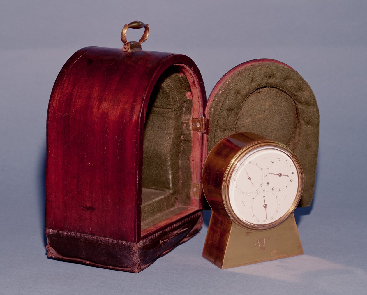Marint kronometer i messingkasse, med hvit emaljering av tre underordnede urskiver for timer, minutter og sekunder, med gullvisere og en reisekoffert med baize-foret, av Josiah Emery, 1792 (messing og e) av English School