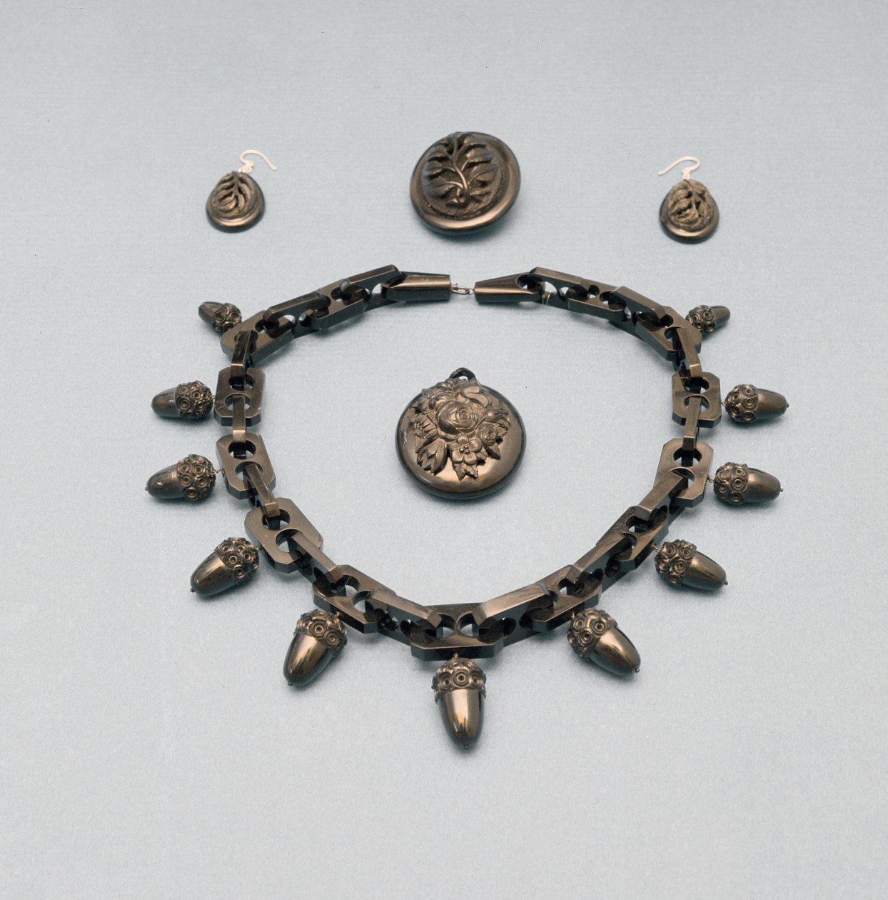 Halskjede, øredobber, brosje og anheng, ca. 1870 (Whitby jet) av English School