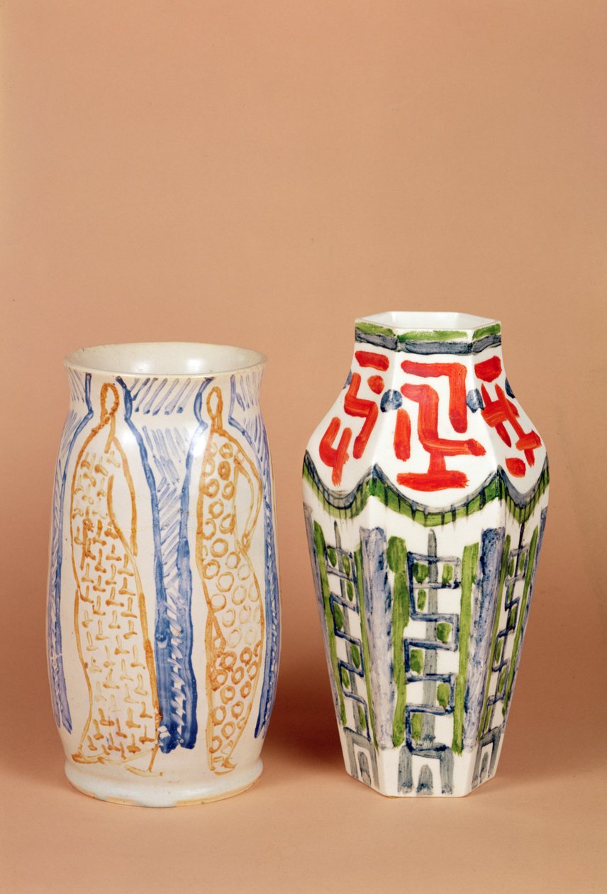 Omega Workshop vase, 1914 og porselensvase muligens malt av Roger Fry (1866-1934) 1912-19 av English School