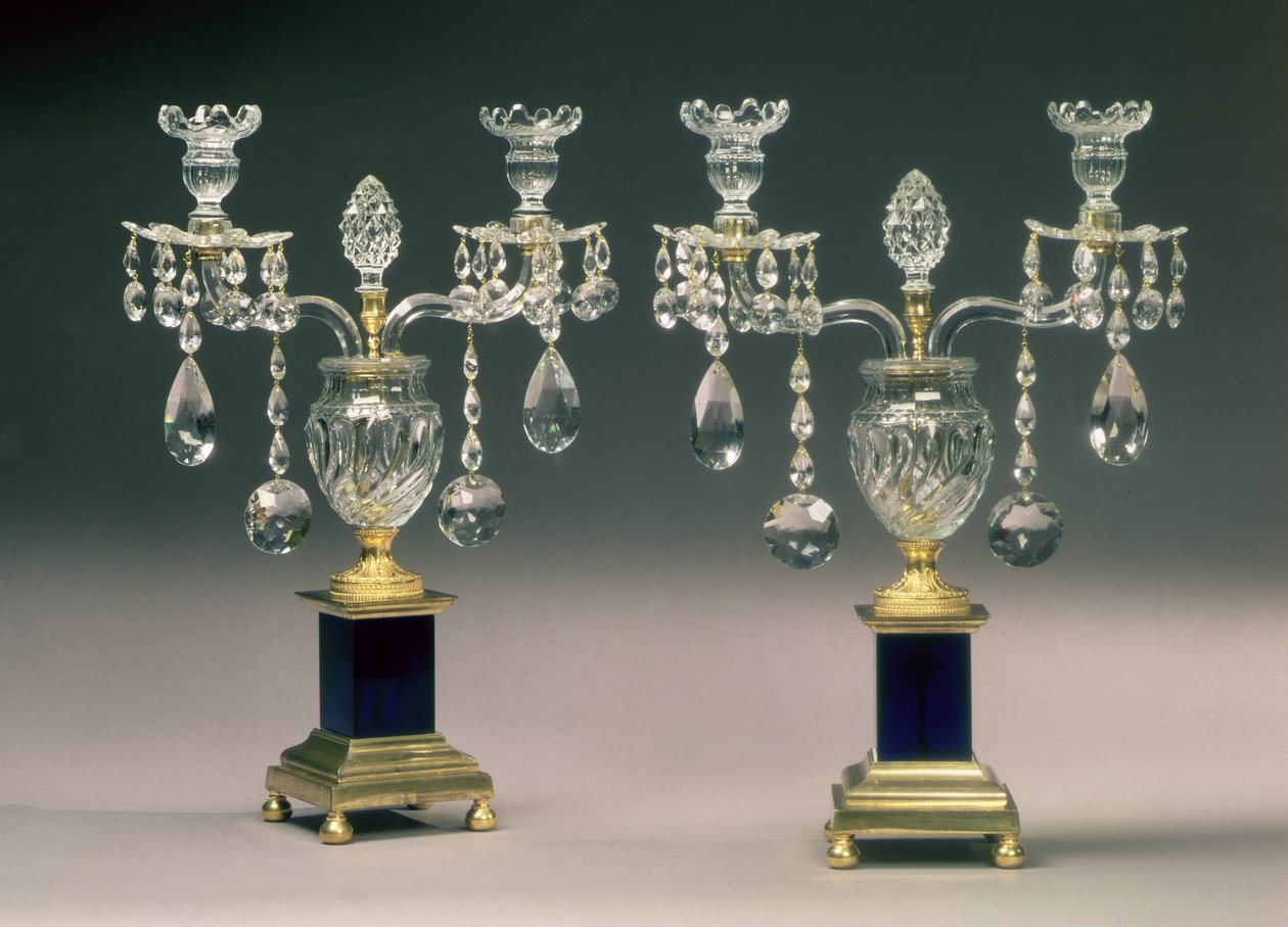 Par George III ormolu-monterte kandelaber, ca. 1780 (kuttet glass) av English School
