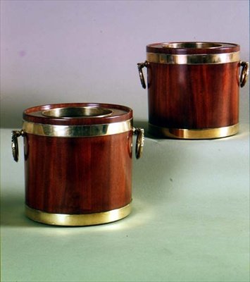 Et par sirkulære vinkjølere med messinghåndtak, ca. 1765 (mahogni og messing) av English School