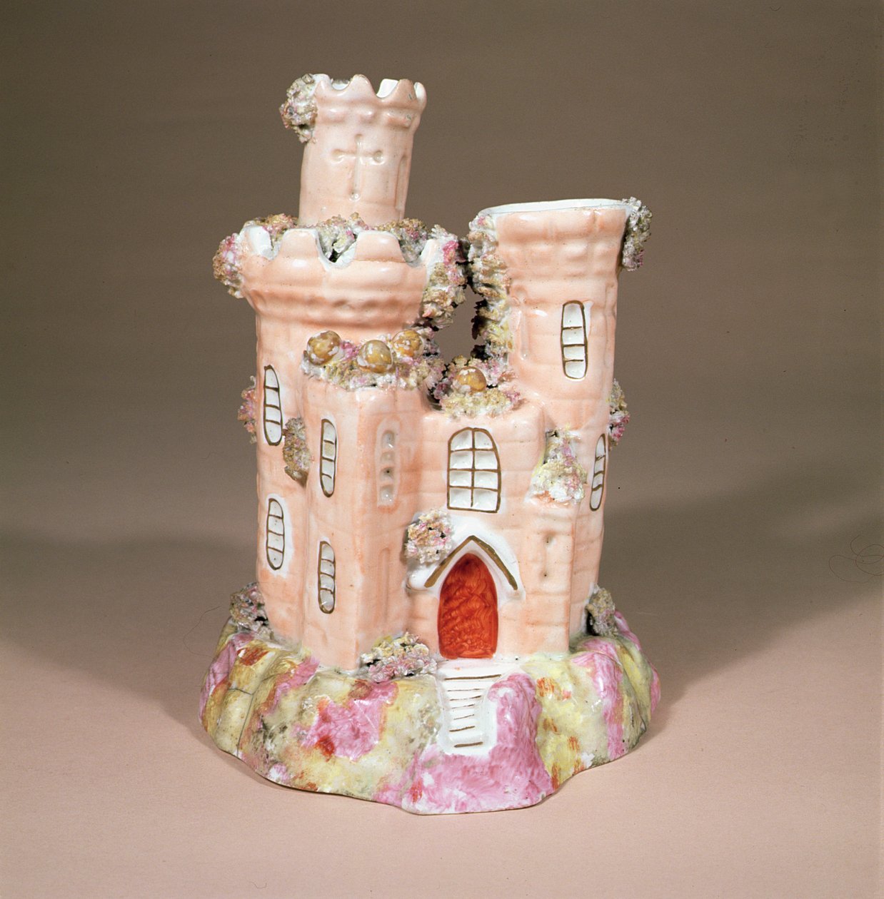 Parfymebrenner i form av et slott, sannsynligvis Staffordshire, ca. 1835 (keramikk) av English School