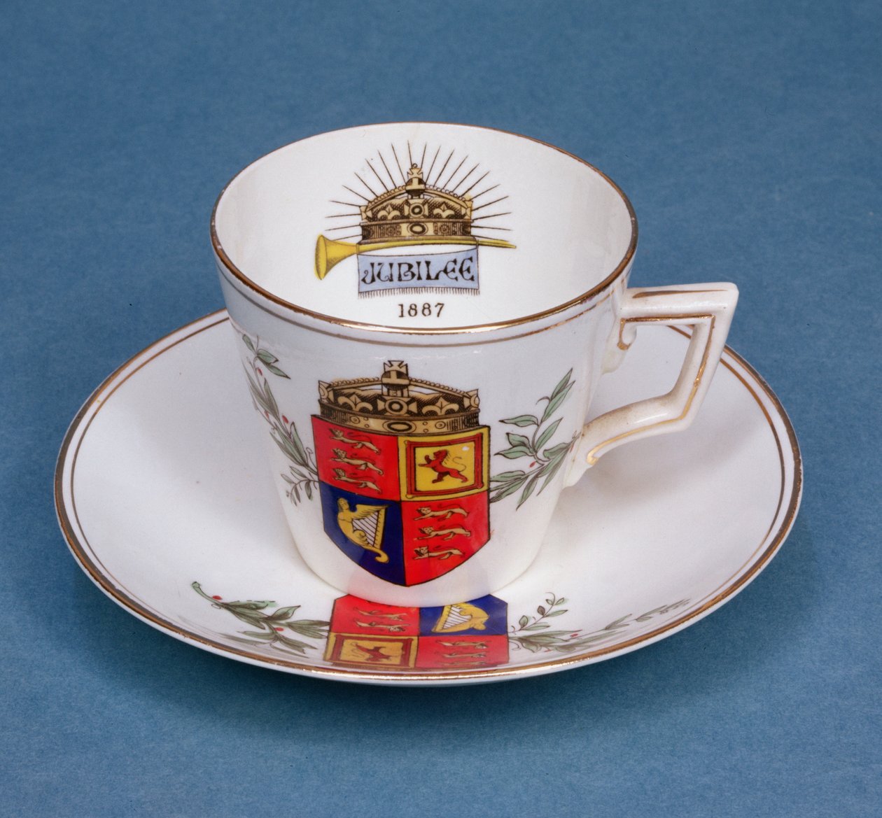Plymouth porselenskopp og tallerken til minne om jubileet til dronning Victoria, 1887 (porselen) av English School