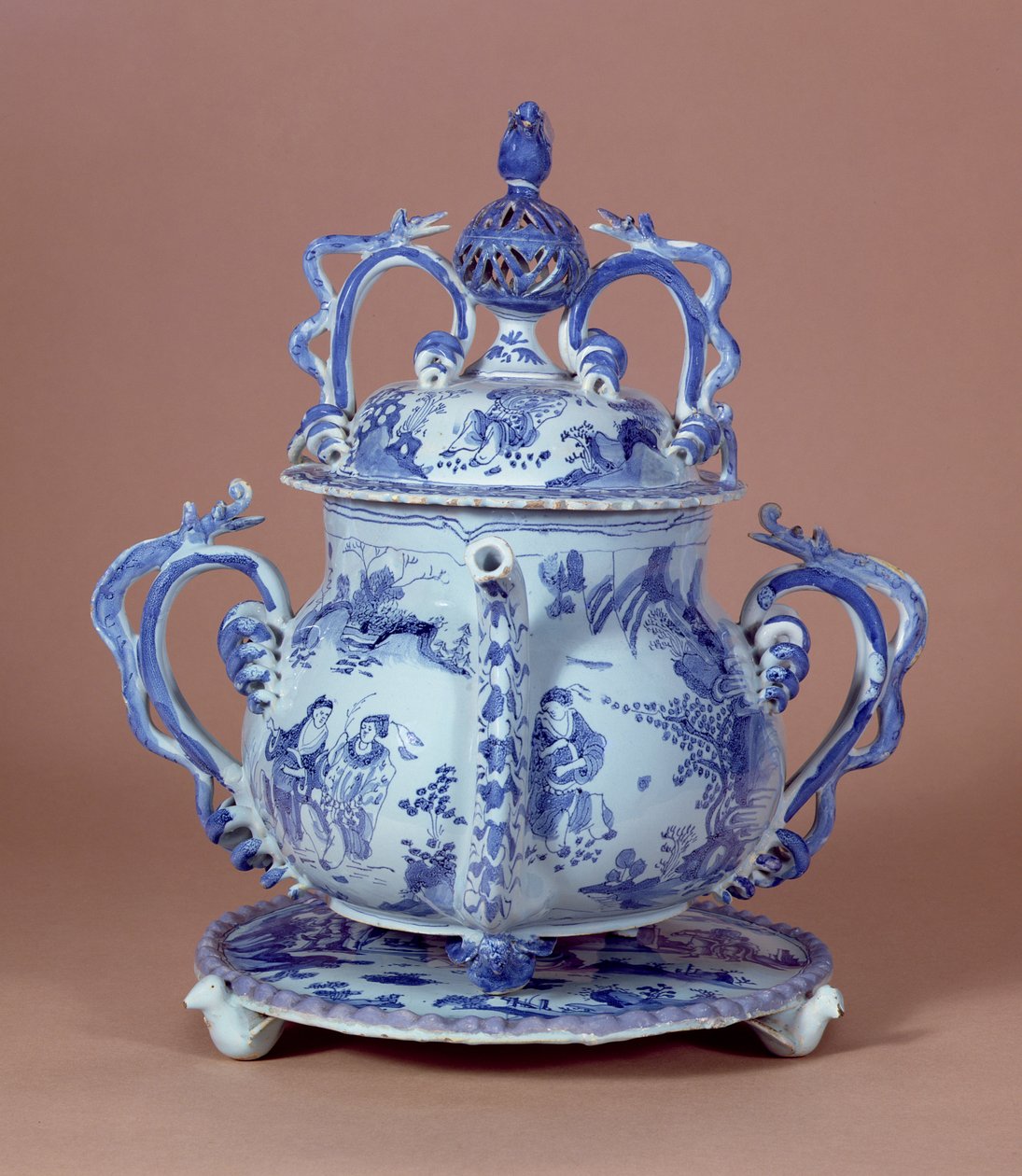 Posset Pot and Stand, Bristol, 1685 (tinnglasert keramikk) av English School