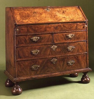 Queen Anne-byrå med bolleføtter, ca. 1710 (valnøtt) av English School