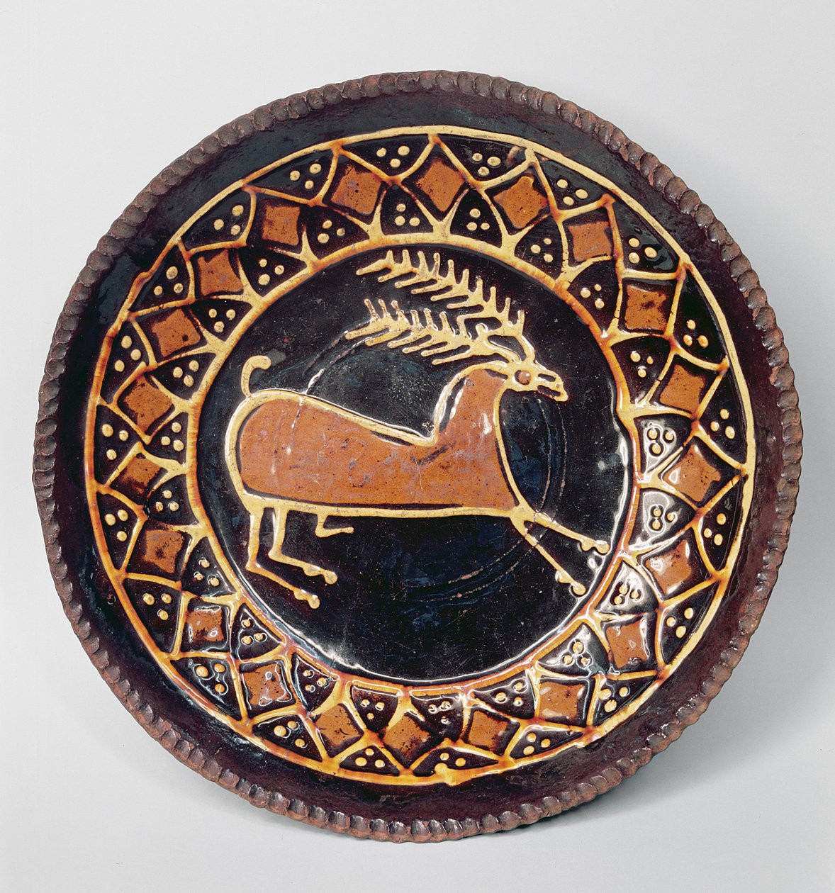 Staffordshire slipware-fat dekorert med en hjort, midten av 1700-tallet (keramikk) av English School