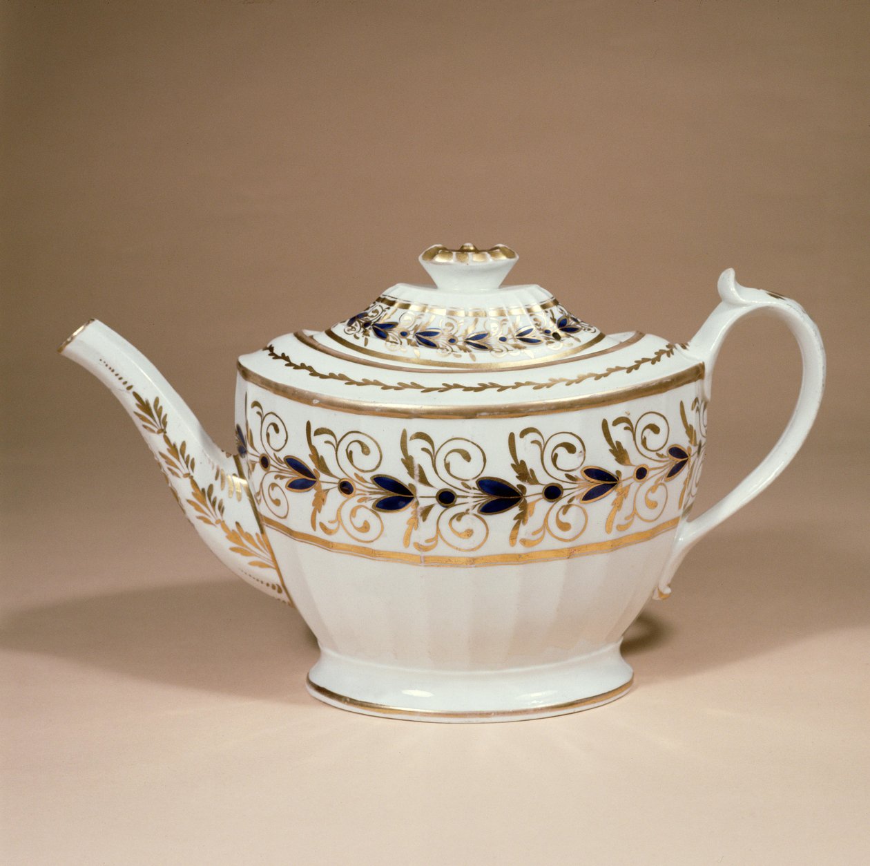 Staffordshire tekanne av Miles Mason, riflet og forgylt, tidlig på 1800-tallet (keramikk) av English School