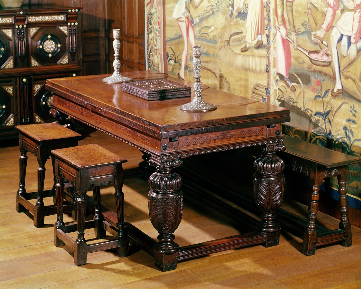 Bord og stoler, kjent som Bromley-by-Bow-gruppen, ca. 1580 (eik) av English School