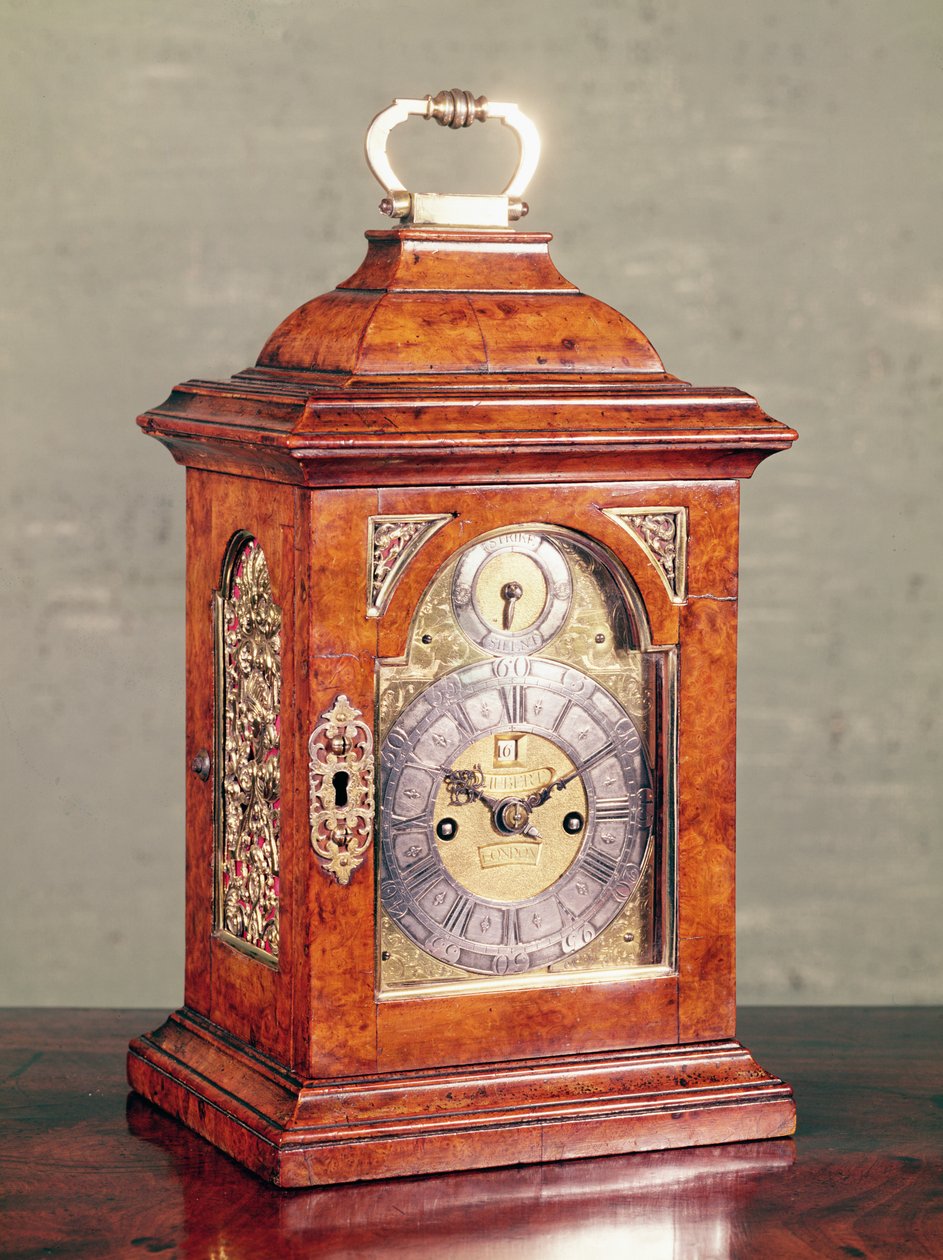 Bordklokke, koffert i valnøttfiner med forgylt sølv, av David Hubert (fl. 1714-48), ca. 1725 av English School