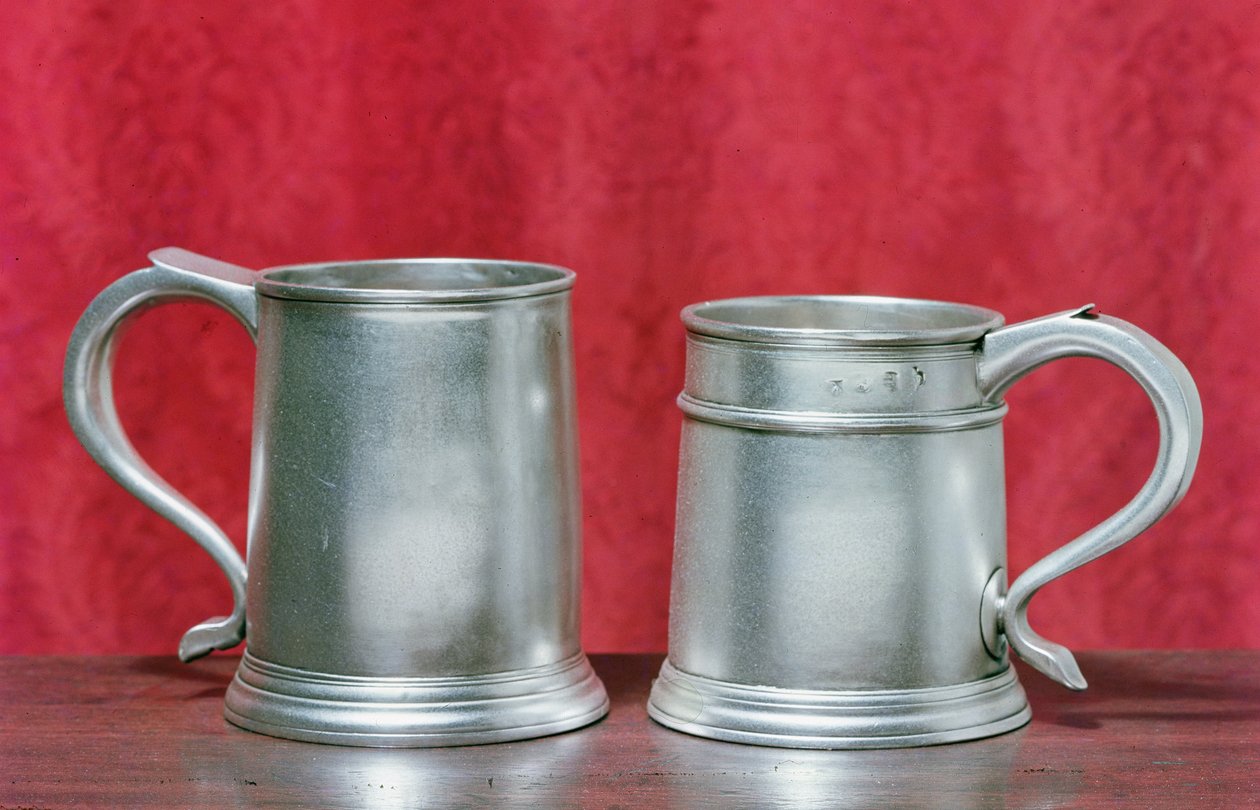 Tankards, venstre til høyre: av Timbrell og Bentley fra London, 1713; av Nathaniel Locke fra London, 1716 (sølv) av English School