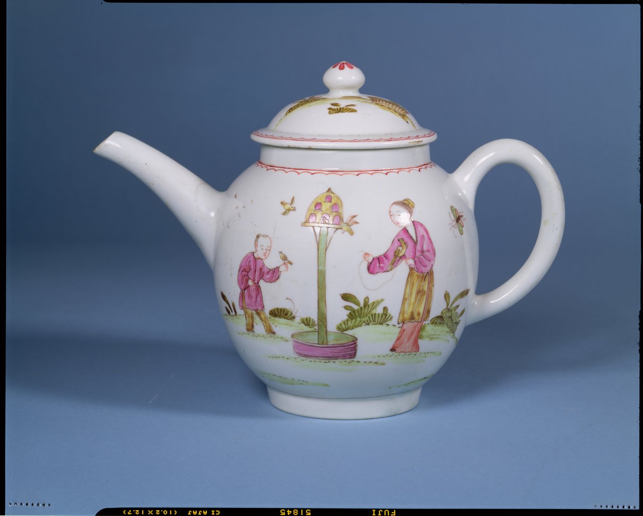 Tekanne og trekk med dueslag og to chinoiserie-figurer, trolig 1770-75 (porselen) av English School