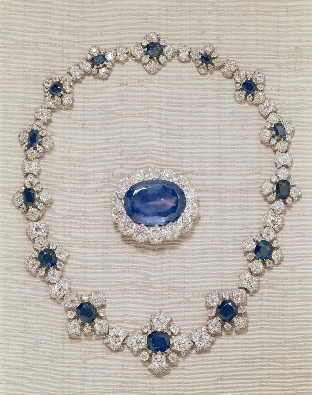 The Princess Royals Sapphires - safir og diamant brosje og halskjede. av English School
