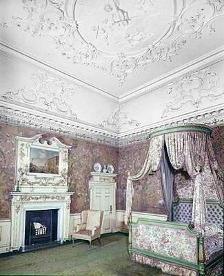 The State Bedroom med tak av James Paine (1717-89) og kinesisk tapet av Robert Adam (1728-92) ca. 1760-70 av English School