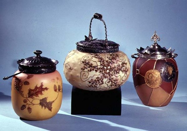 Tre knekkeglass med emaljert og forgylt dekor, 1888-95 (glass) av English School