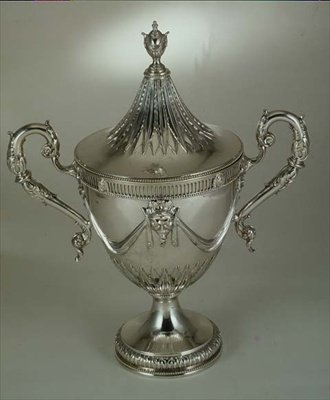 To håndtak kopp og deksel, modellert etter design av William Kent, 1774 (forgylt sølv) av English School