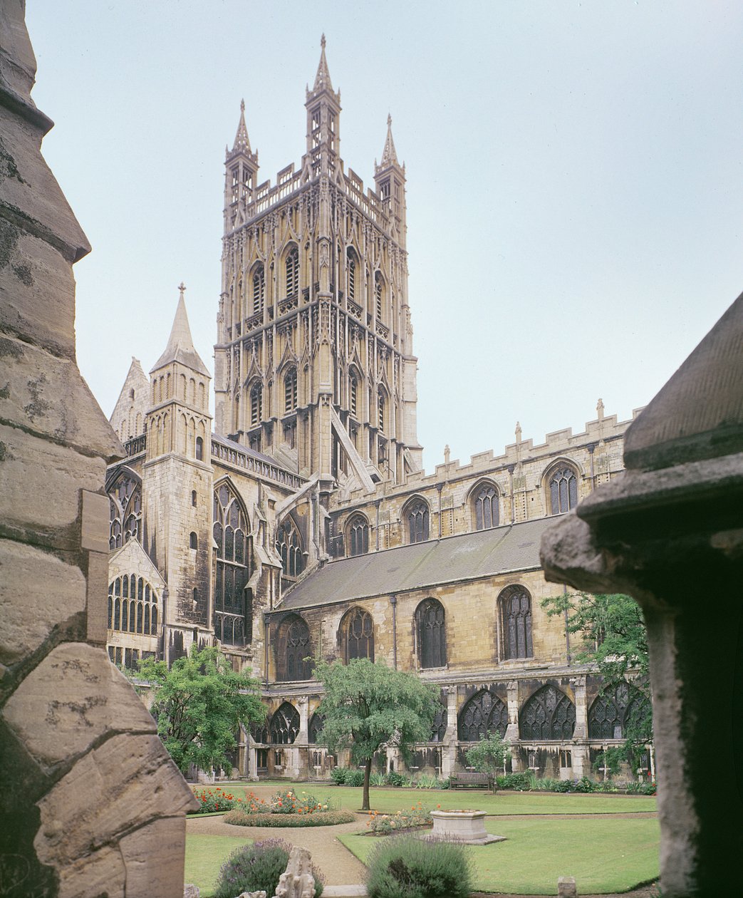 Utsikt over Gloucester Cathedral, 1300-tallet av English School