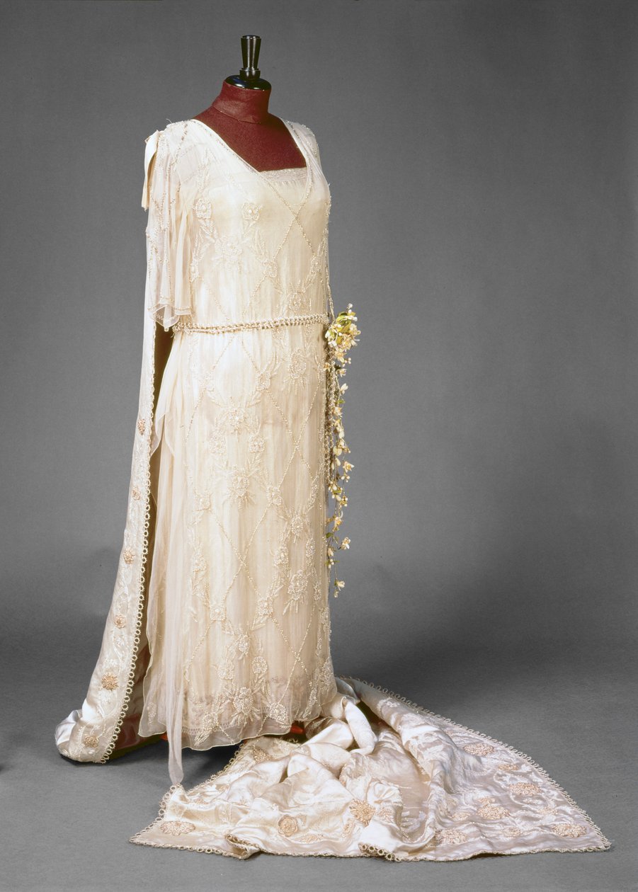 Brudekjole båret av Mary, Princess Royal, 1922 av English School